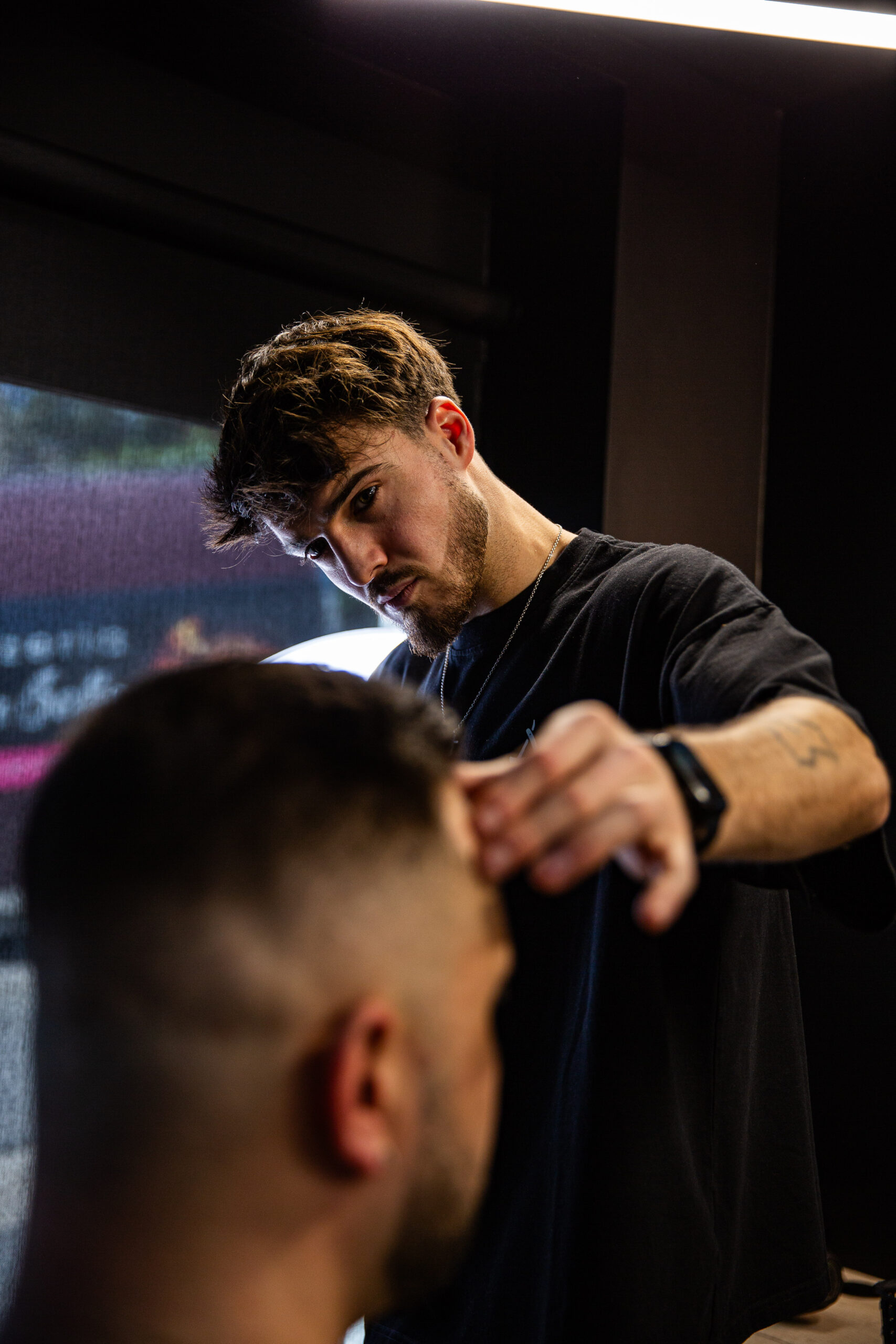 Barbier ArtFade en train de réaliser une coupe à Lambermont Verviers"